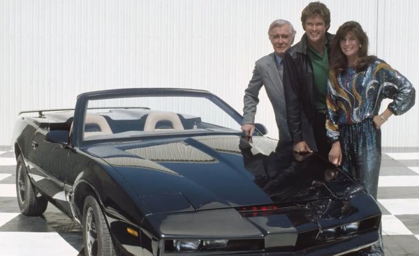 Борецът с престъпността Майкъл Найт (изигран от Дейвид Хаселхоф преди &bdquo;Спасители на плажа&ldquo;) има един интересен приятел - модифициран Pontiac Firebird Trans Am, който прави всичко: изстрелва ракети, бомби, сълзотворен газ и дори раздава пари. Споменахме ли, че има изкуствен интелект и може да говори?

Озвучен от Уилям Даниелс, автомобилът със сценично име KITT също има червена сканираща лента на носа, наречена &bdquo;Анаморфен еквалайзер&ldquo;, която служи като &bdquo;очи&ldquo; на превозното средство.

За да изглежда, че KITT се движи без човешка намеса, една версия включва контроли в пространството за краката на пътника, управлявани от добре скрит каскадьор. Много от близо двете дузини KITT, използвани за епизодите от 1982-86 г., са предоставени на продукцията, след като превозващият ги товарен влак дерайлира, увреждайки превозните средства, така че да не са годни за продажба. И макар повечето да са унищожени след шоуто по силата на необичаен пакт между GM и Universal Studios, някои казват, че остават пет или шест коли, които се намират в ръцете на частни колекционери.
